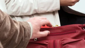 גנב את התיק בדייט הראשון