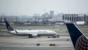 נוסע נעקץ על ידי עקרב שנפל מתאי האחסון