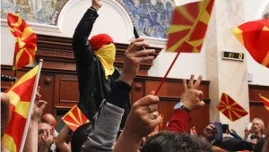 המון זועם פרץ לפרלמנט