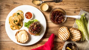 המבורגר אנטריקוט וסינטה עם צ'אטני מנגו וריבת בצל