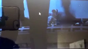 עובדת זרה מתעללת בנערה עיוורת‎