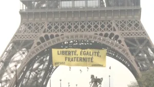 המחאה נגד לה-פן מגיעה למגדל אייפל