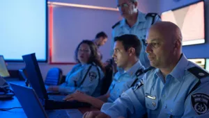 קטין נעצר בחשד לסחיטת נערות ברשת