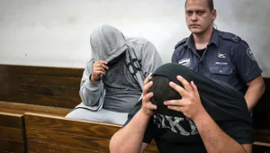 "הוא שם לי אזיקים וקשר את רגליי"