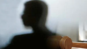 שני אנשי שב"כ מעלו בכספים