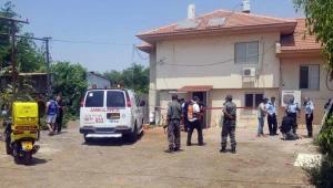 הפתיע פורץ, נדקר ונפצע קשה