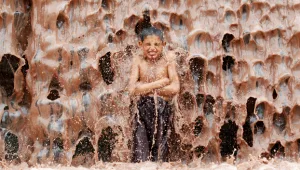 המקלחת בבוץ והאוהדים ששאגו משמחה