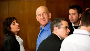 בשל תפיסת מסמכים מסווגים אצל פרקליטו