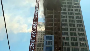 שריפה באתר בנייה, 4 נפגעו קל‎