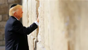 טראמפ הגיע לכותל והניח פתק
