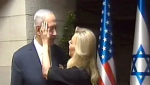 רה"מ ורעייתו ברגע זוגי מול המצלמות