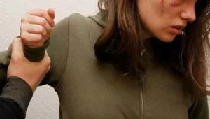 אב הכה את בתו ה"מרדנית"