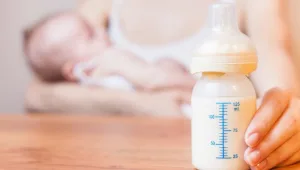 האם חלב עזים עדיף מחלב פרה כמזון לתינוקות?