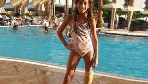 בת ה-12 תקבל תותבת לרחצה