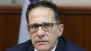 ניסה לקדם את אשתו?