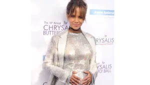 בגיל 50: האלי ברי מגיבה לשמועות על הריון