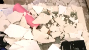 "אריחים נופלים, זכוכיות מתנפצות"