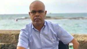 עו"ד נורה מחוץ לביתו