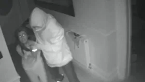 אם המשפחה מצאה חבורת פורצים בביתה