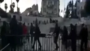 המחבלים מסתערים, הכוח מגיב בירי