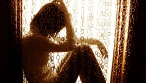 בת 16 נאשמת באונס בת 12