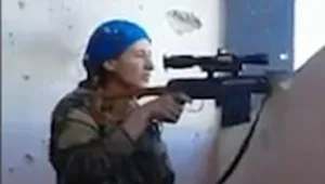 הלוחמת נגד דאעש שניצלה מירי בסנטימטרים מגיבה