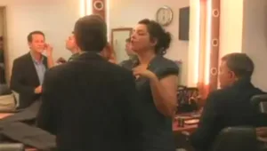 חיוכים ומחמאות בחדר האיפור