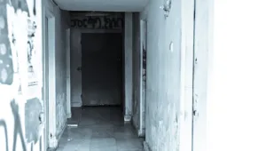 האח והדוד תקפו מינית בת 15 במקלט של המשפחה