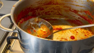 טריק מדהים לניקוי מהיר ויעיל של סיר מלוכלך