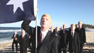 40 בובות דונלד טראמפ על החוף