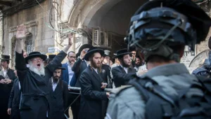 החרדי שיוצא נגד חבריו שמתנכלים לחיילים