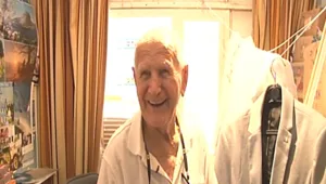 ניצול השואה מקבל דירה חדשה