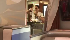 הדיילת החזירה שמפניה לבקבוק מהכוס המשומשת