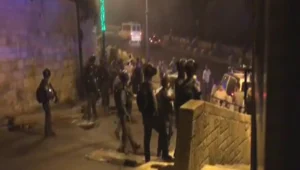 עימותים בין מתפללים לשוטרים בי-ם