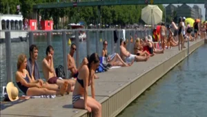 לשחות בבריכה על גדות הסיין