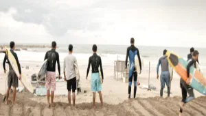 תושבי עזה מוצאים נחמה בגלים