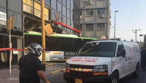 והאוטובוס התנגש בבניין תחנת המשטרה