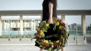 פרחים מהקבר