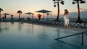 בריכה על הים והרבה סטייל במלון היוקרה ששופץ