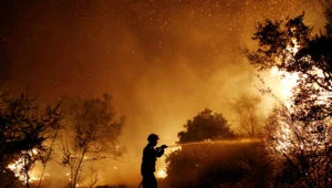 כבאי נאבק בלהבות ענק משתוללות