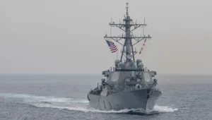 משחתת אמריקנית התנגשה בספינת משא