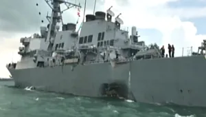 המשחתת האמריקנית לאחר ההתנגשות לחופי סינגפור