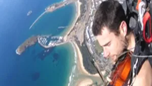 צונח עירום, ותוך כדי מנגן בכינור