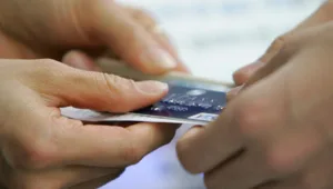 צעירה "עקצה" גברים שהכירה ברשת