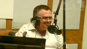 מה קרה כשחבר הכנסת החליף את שדרן הרדיו?