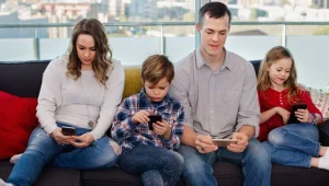  האם הטלפון הנייד מחבר או מפריד בינכם לבין הילדים?