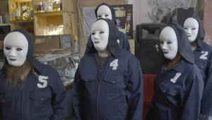 קריפי: למה עובדי המסעדה עוטים מסכות מפחידות?