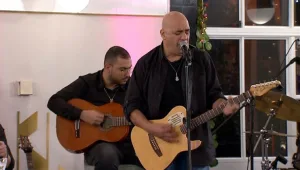 מקסים את הקהל עם להיטו "משהו חדש מתחיל"