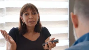 איך אסף מגיב כשהוא תופס את בעלת המסעדה עם סיגריה במטבח?