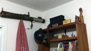 אוספים טילי לאו ותולים בחדר 